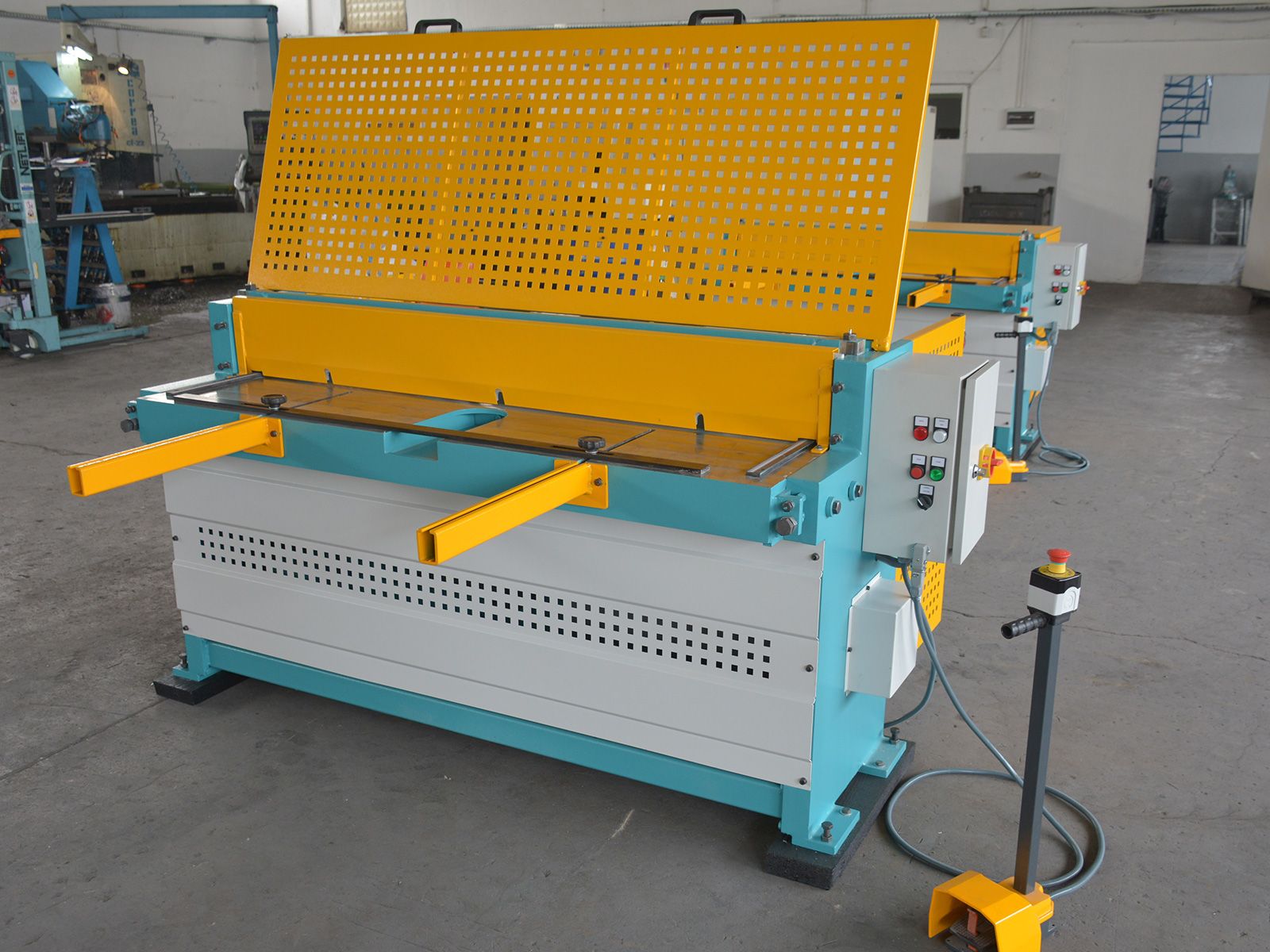 Электромеханические гильотины редукторные ERGM 1520x2,0